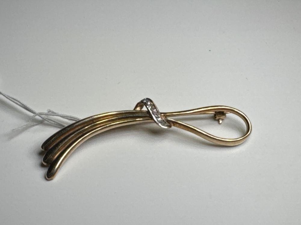 9ct gold brooch with seven small diamonds, mid-20th c.