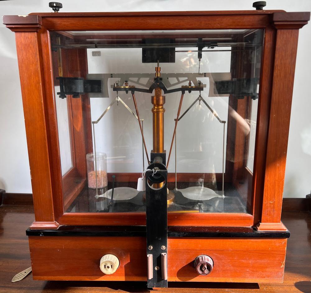 Christian Becker Inc., New York, large Chainomatic precision analytical balance in mahogany and glass case, early 20th century