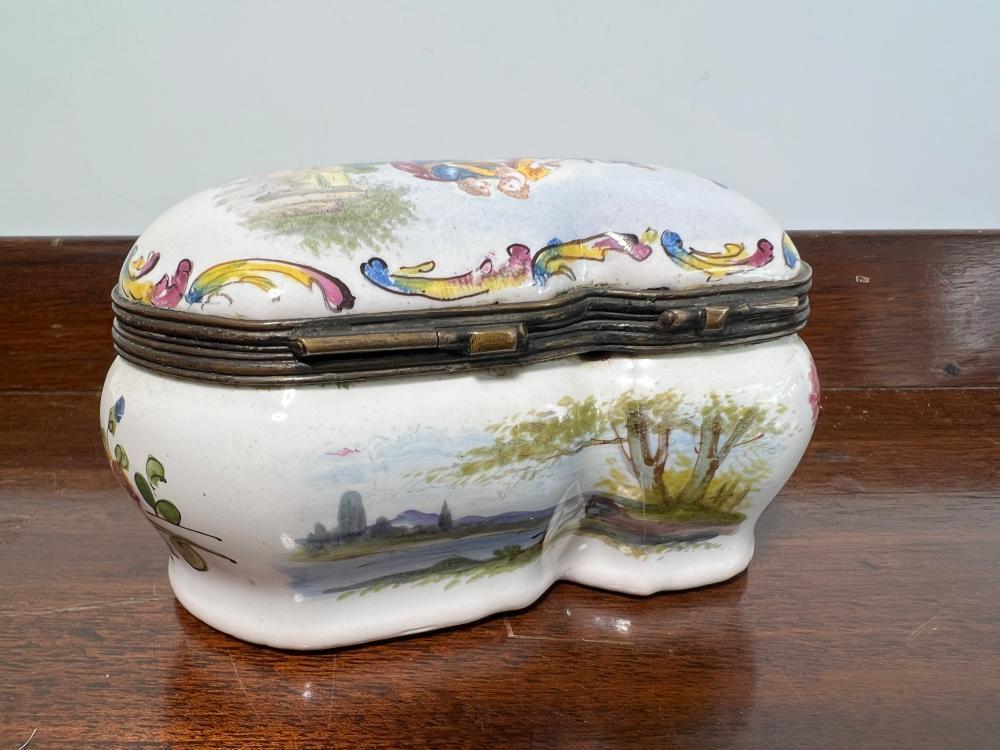French faience trinket box, painted with courting figures in a pastoral landscape, 19th century