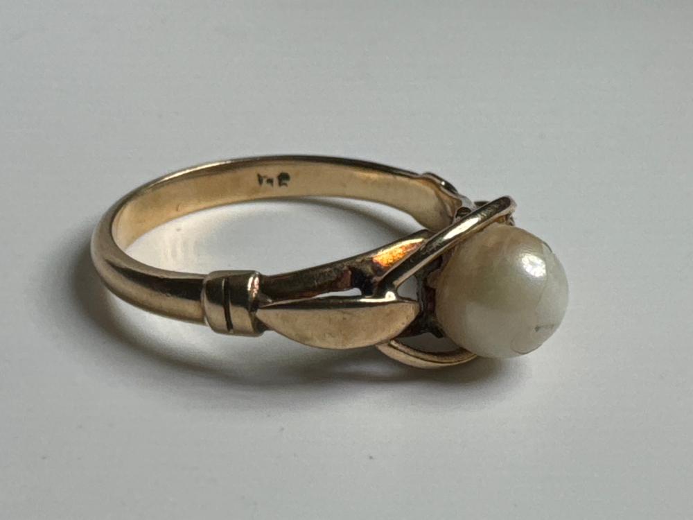 Victorian 9ct gold pearl solitaire ring with pierced gallery shoulders, late 19th/early 20th century