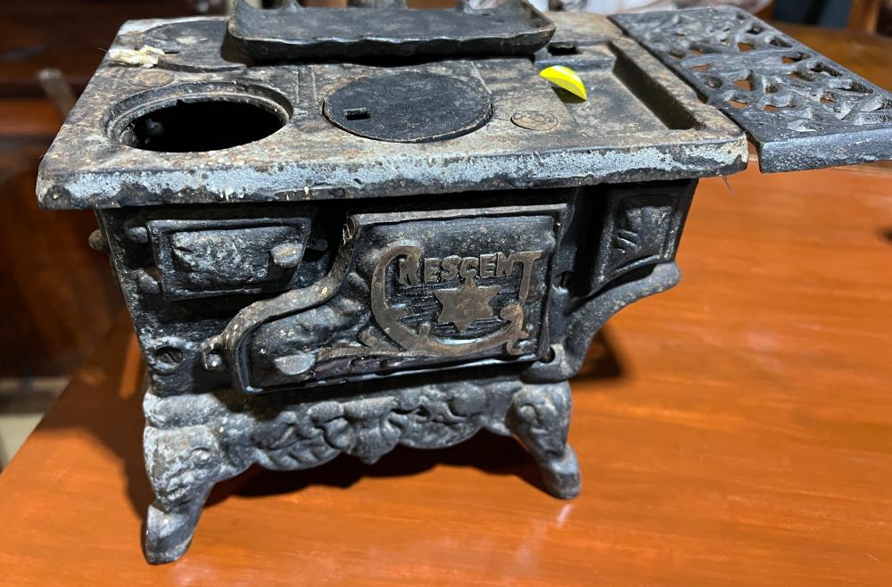 Miniature 'Crescent' cast iron stove with Taiwan foundry mark, mid-20th c.
