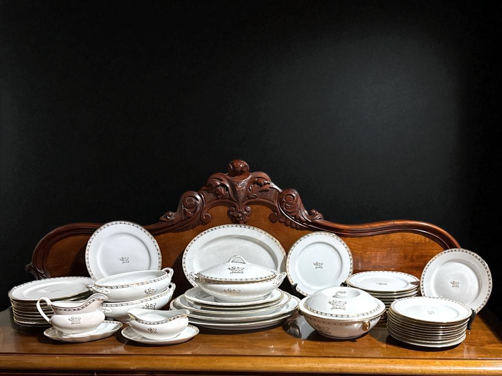 'Harvey' family armorial dinner and tea service, gilt crest, Hong Kong decorated, circa 1930s