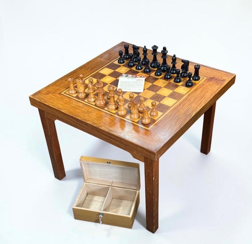 Quality Staunton-pattern 'French Grandmaster' tournament chess set with table, boxwood, mid-20th century