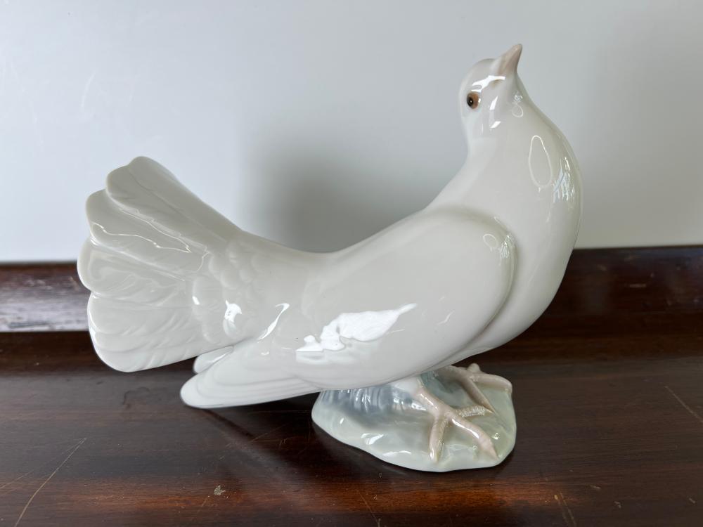 Lladro Spanish porcelain figure of a white dove, raised on a naturalistic base, signed, late 20th century