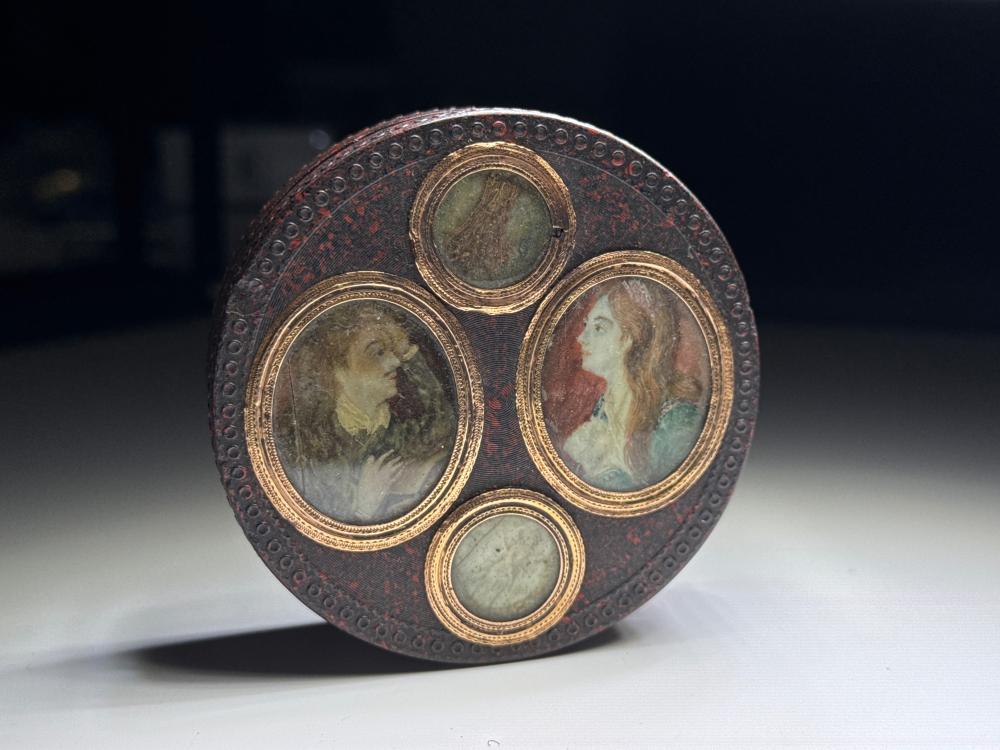 French composition snuff box with 4 inset plaques, lady & gent portraits + tokens of love, 19th c