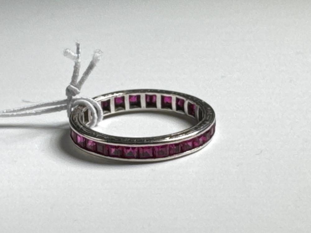 Gold dress ring set with a row of square-cut rubies, 20th century