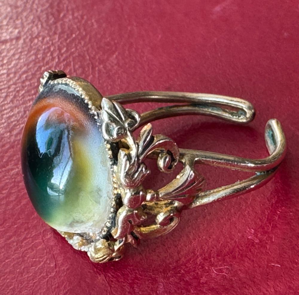 Victorian 9ct gold and operculum 'cat's-eye' adjustable dress ring, 19th century