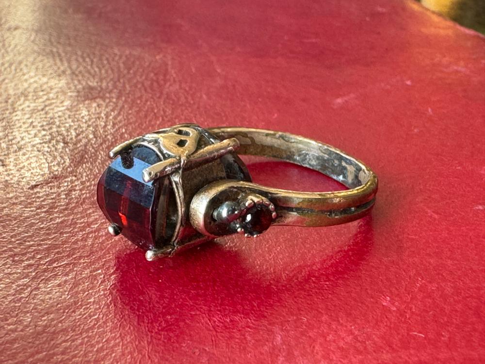 Unusual Gold ring with rotating gemstones, Ruby and Prehnite, 19th century or earlier