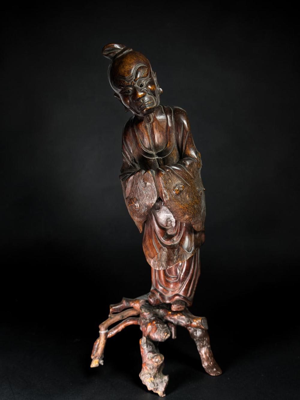 Chinese root carving of a standing scholar, large scale, Qing Dynasty, 19th century