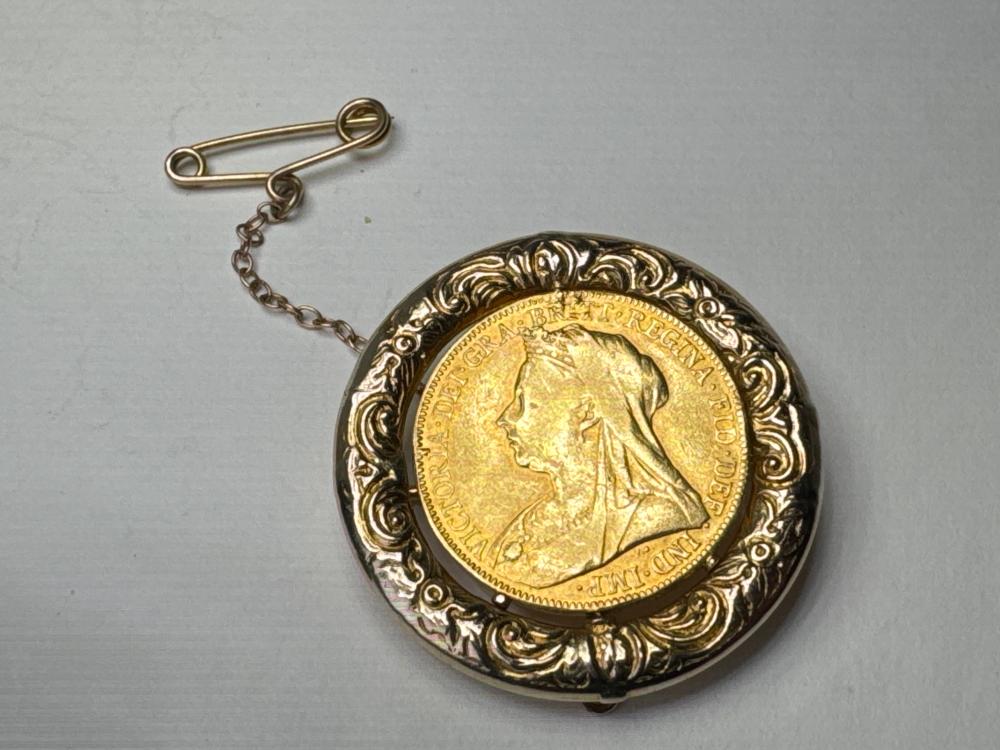 1901 Queen Victoria Gold Sovereign brooch, reversible image in ornate frame, earlier 20th c.
